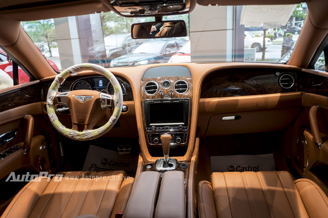 
Bên trong chiếc Bentley Flying Spur W12 của nữ đại gia Việt là không gian nội thất bọc da màu nâu cao cấp và sang trọng.
