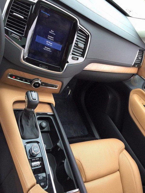 
... hệ thống Volvo Sensus Connect với màn hình cảm ứng 9 inch, dàn âm thanh10 loa có công suất 330 W, điều hòa không khí tự động 4 vùng và gương chiếu hậu chống chói.
