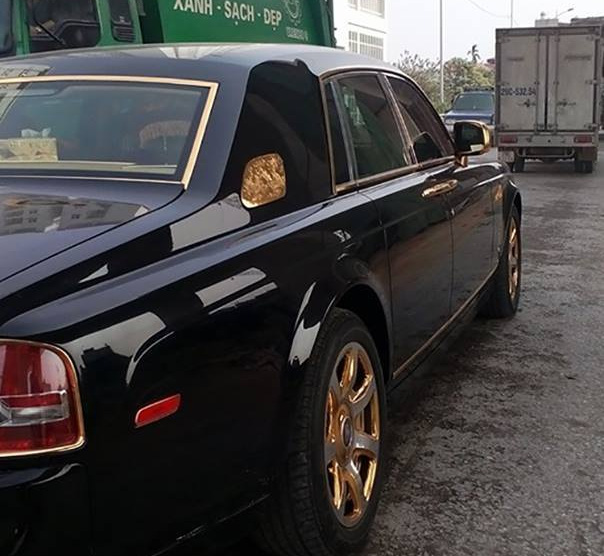 
Rolls-Royce Phantom mang biển Hà Nội có các chi tiết được mạ vàng như ốp viền gương chiếu hậu, cửa kính sau, bên hông, viền đèn hậu và la-zăng.
