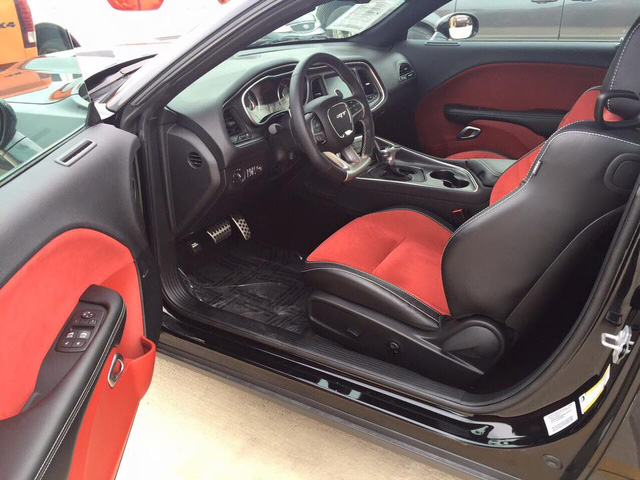 Nội thất màu đỏ-đen của chiếc Dodge Challenger SRT Hellcat thứ hai tại Việt Nam. Ảnh: Facebook