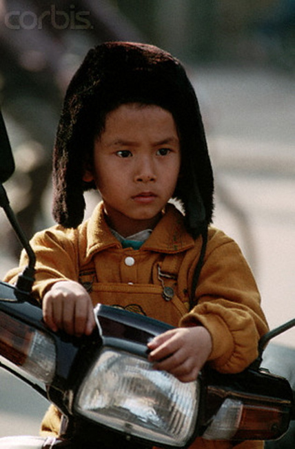 
Cậu bé mùa đông Hà Nội năm 1990.
