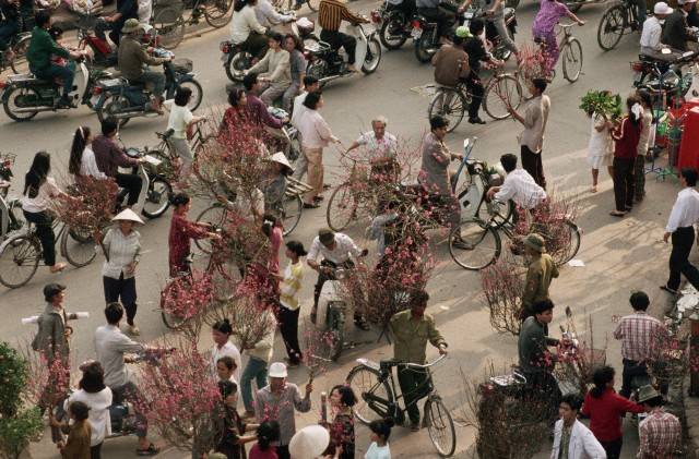 
Một góc chợ hoa Tết của người Hà Nội những năm 90.
