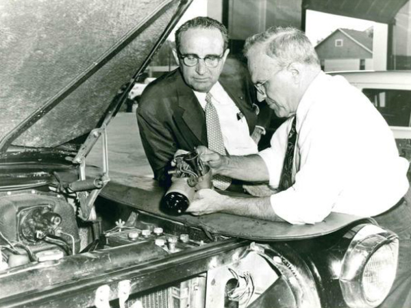 
Hệ thống điều khiển hành trình được sáng chế bởi một người đàn ông khiếm thị mang tên Ralph Teetor (áo sơ mi trắng trong ảnh).
