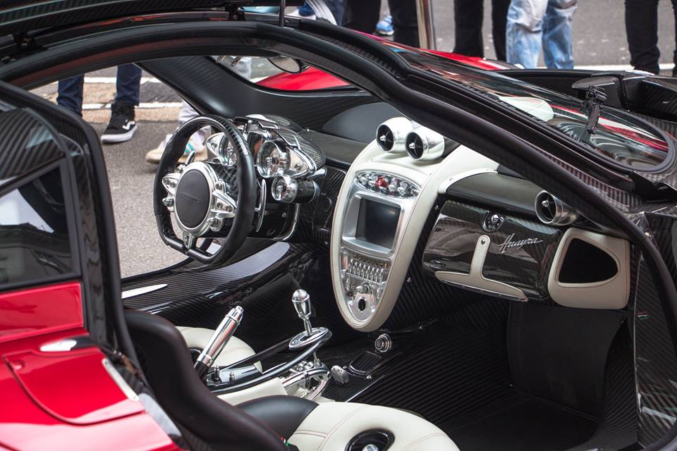 
Pagani Huayra sử dụng động cơ V12, tăng áp kép, dung tích 6.0 lít do hãng Mercedes-AMG sản xuất riêng cho “thần gió”. Với công suất tối đa 730 mã lực và mô-men xoắn cực đại 1.000 Nm, động cơ cho phép Pagani Huayra tăng tốc từ 0-96 km/h trong 3,2 giây và đạt vận tốc tối đa 370 km/h.
