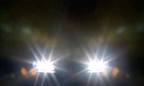 
Bật đèn pha gây chói mắt tài xế xe phía trước chính là hành động gây rủi ro cao khi vượt xe.
