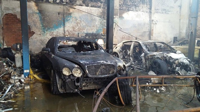 
Hai chiếc xe sang bị thiêu rụi trong gara ô tô Thần Châu.
