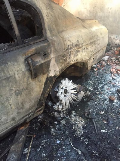 
Phần còn sót lại trên một chiếc Bentley Continental Flying Spur là một la-zăng bị cháy một nữa.
