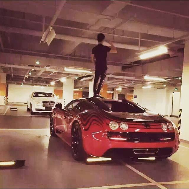 
Thanh niên đứng trên đầu siêu xe Bugatti Veyron Grand Sport Vitesse L’Or Rouge có giá 3 triệu USD tại Mỹ.
