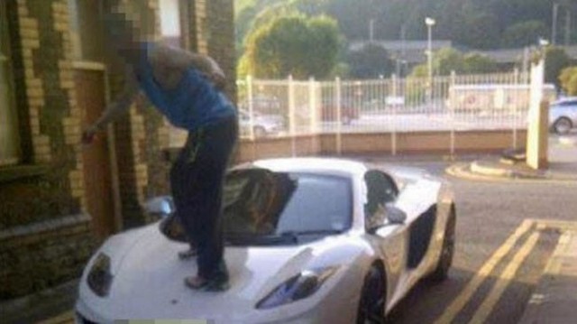 
Chàng thanh niên này từng bị phạt 19.000 USD vì tội đúng trên nắp capô siêu xe.
