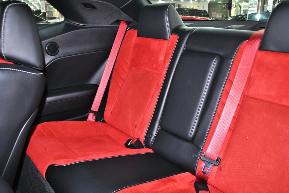 Một ưu điểm nữa của Dodge Challenger SRT Hellcat 2015 dù mạnh hơn cả siêu xe Lamborghini Aventador nhưng lại có giá chỉ bằng 1/6, vào khoảng 59.995 USD. Bên cạnh đó là mức tiêu thụ nhiên liệu cực kỳ ấn tượng với 10,7 lít/100 km với hộp số tự động 8 cấp và 11,2 lít/100 km với hộp số sàn 6 cấp.