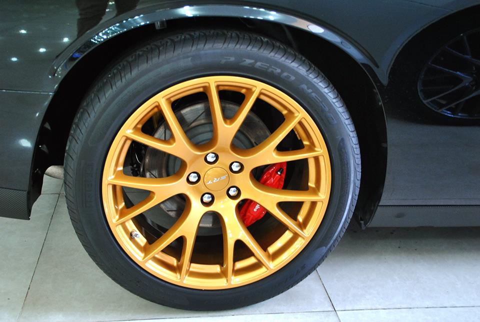 
Dodge Challenger SRT Hellcat 2015 trang bị bộ la-zăng 20 inch 7 chấu kép, đi kèm là lốp Pirelli P Zero. Ngay khi về tay chủ nhân, bộ la-zăng được sơn thành màu đồng đối lập với ngoại thất đen bóng của xe, ngoài ra, cùm phanh Brembo màu đỏ cũng mang đến sự nổi bật cho mèo hoang.
