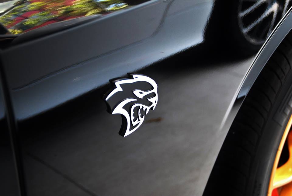 
Logo Challenger SRT Hellcat khá dữ dằn bên hông xe.
