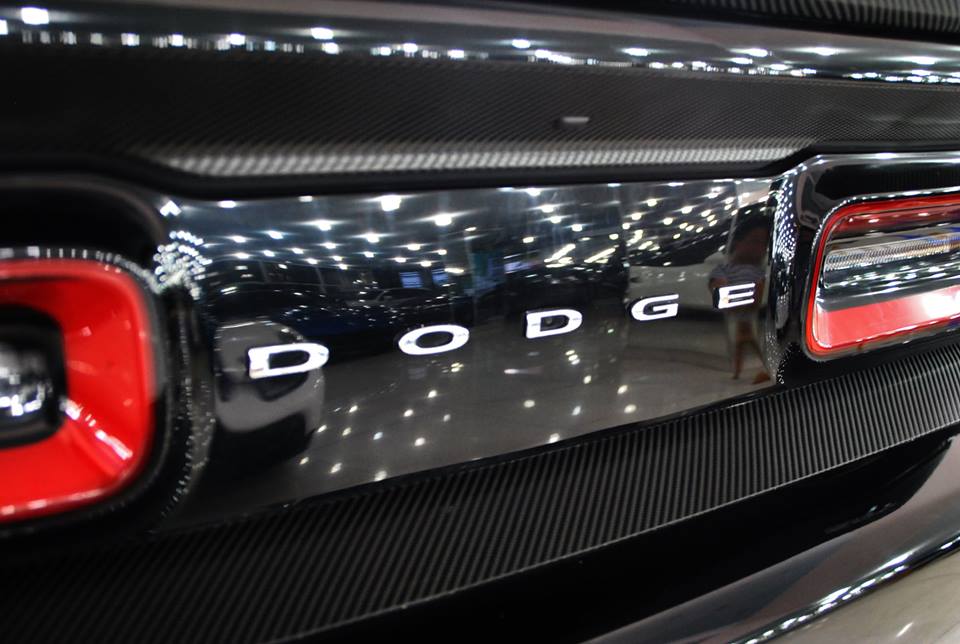 
Theo hãng Dodge, để đạt được công suất lớn như vậy, Challenger SRT Hellcat 2015 phải đi kèm chìa khoá màu đỏ. Nếu người nào sở hữu chiếc xe cơ bắp này với chìa khoá màu đen thì công suất động cơ chỉ ở mức 500 mã lực.
