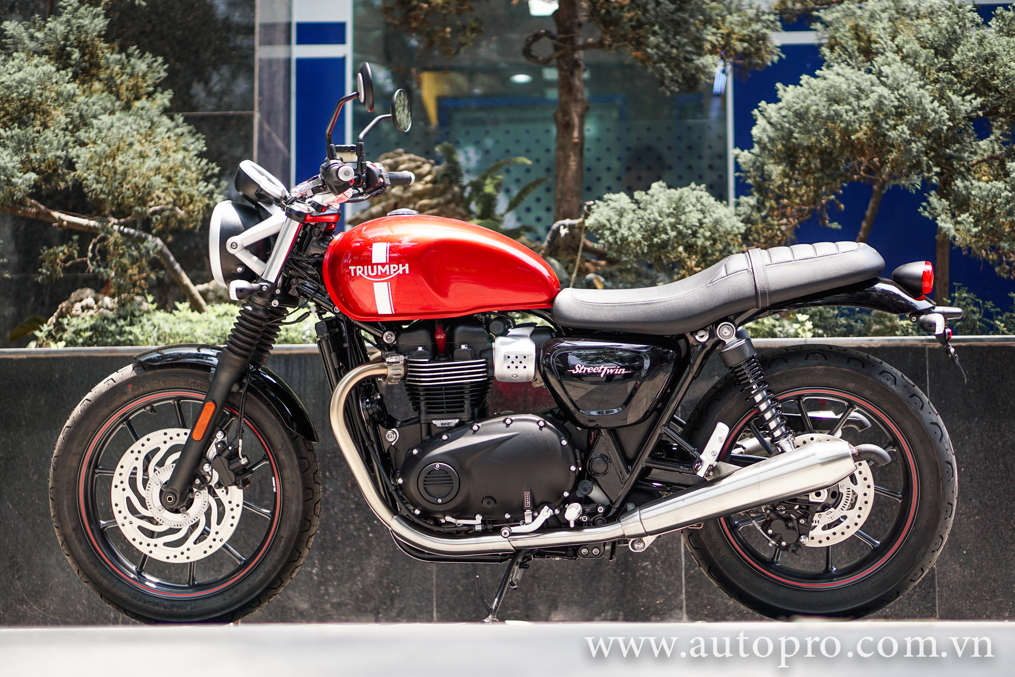 
Triumph Street Twin 2016 thuộc dòng Bonneville nhưng mang thiết kế hiện đại nhất so với các sản phẩm cùng nhà. Xe chính thức ra mắt toàn cầu từ cuối năm ngoái tại Tây Ban Nha. Tới nay, xe đã được đưa về Việt Nam thông qua nhà nhập khẩu tư nhân với mức giá 18.500 USD, tương đương 410 triệu Đồng.
