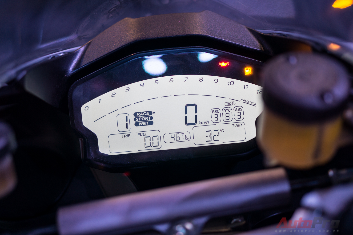 
Đồng hồ LCD hiển thị đầy đủ các thông số của xe.
