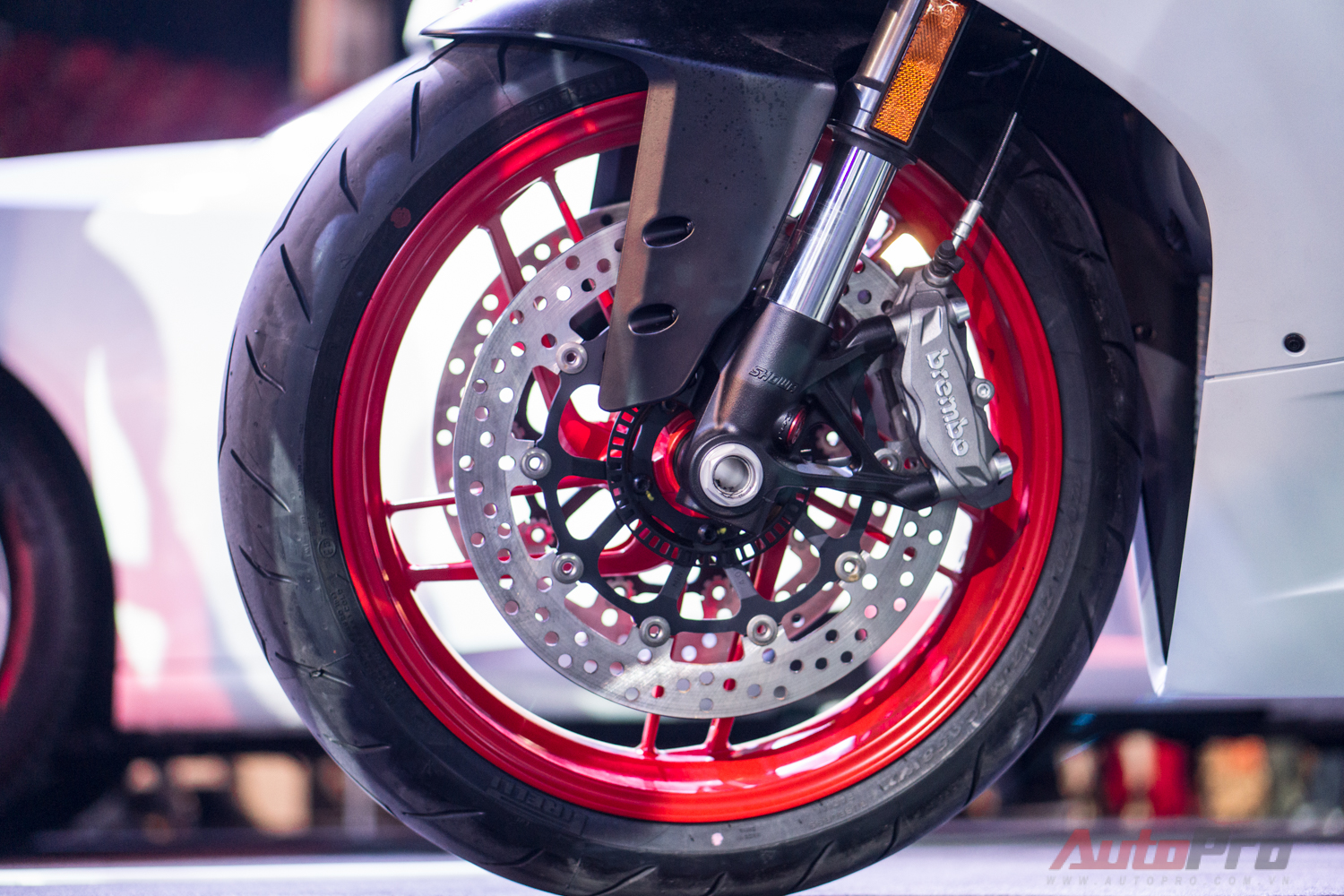 
Ducati 959 Panigale tiếp xúc với mặt đường thông qua bộ la-zăng 3,5 inch trước/5,5 inch sau với 10 chấu và lốp Pirelli Diablo Rosso Corsa. 
