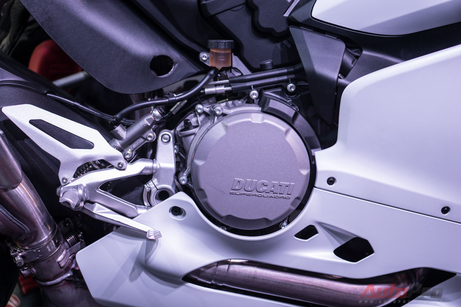 
So với động cơ trên 899 Panigale, máy của Ducati 959 Panigale sở hữu khoảng chạy pít-tông lớn hơn, tăng từ 57,2 mm lên 60,8 mm. Trong khi đó, đường kính pít-tông vẫn giữ nguyên ở mức 100 mm và tỷ số nén là 12,5:1.
