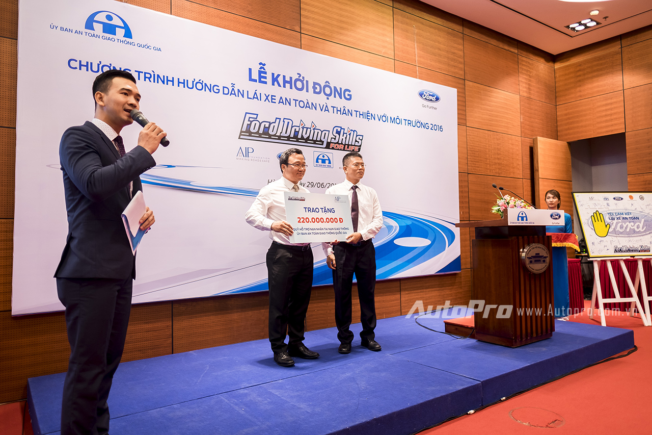 Ông Phạm Văn Dũng trao tặng 220 triệu đồng cho chương trình Vòng Tay Nhân Ái chia sẻ nỗi đau tai nạn giao thông của Uỷ ban An toàn giao thông Quốc gia.