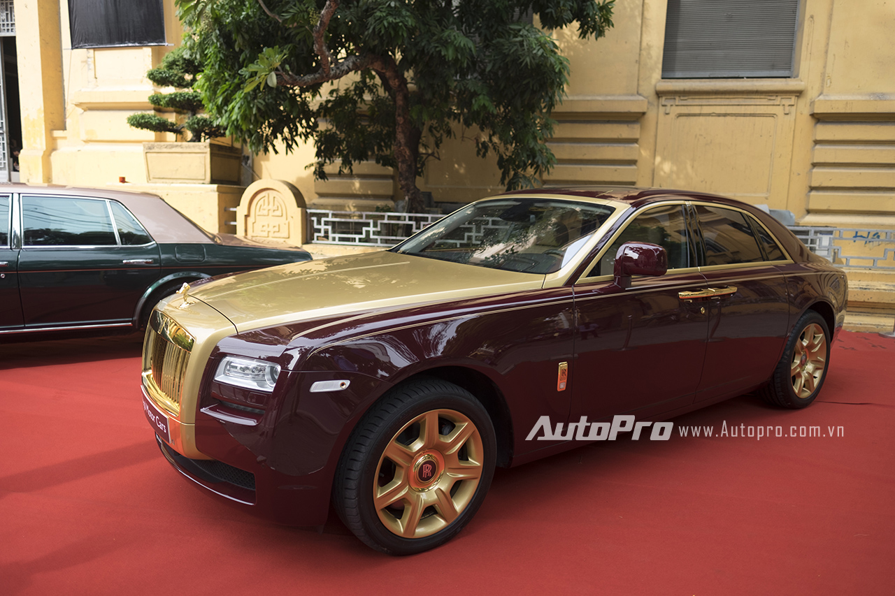 
Rolls-Royce Golden Ghost mạ vàng độc nhất Việt Nam hiện nay.
