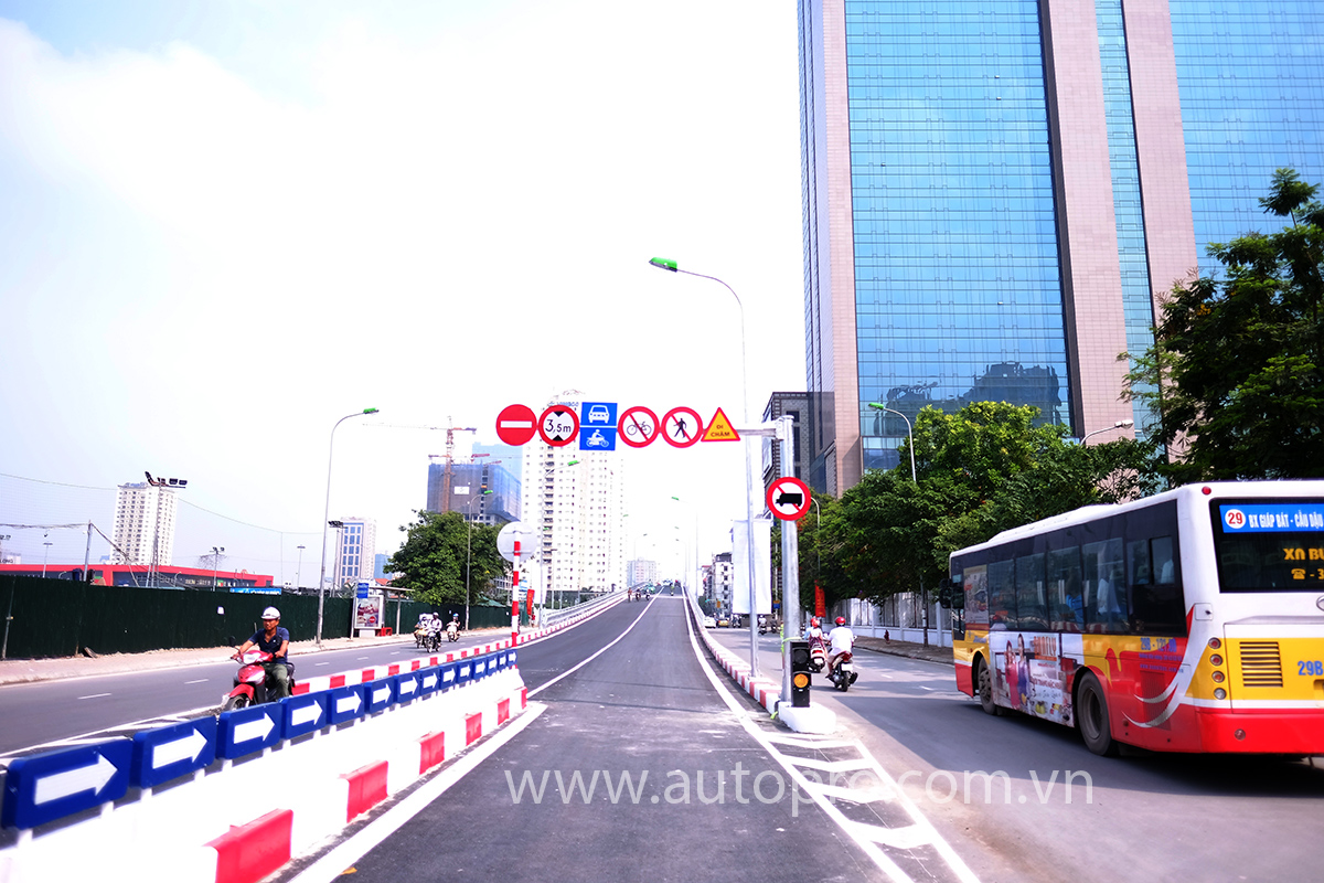 
Cầu vượt nhẹ trên phố Hoàng Minh Giám giới hạn chiều cao tối đa cho các phương tiện là 3,5 m, chỉ dành cho các phương tiện xe ô tô, xe máy.
