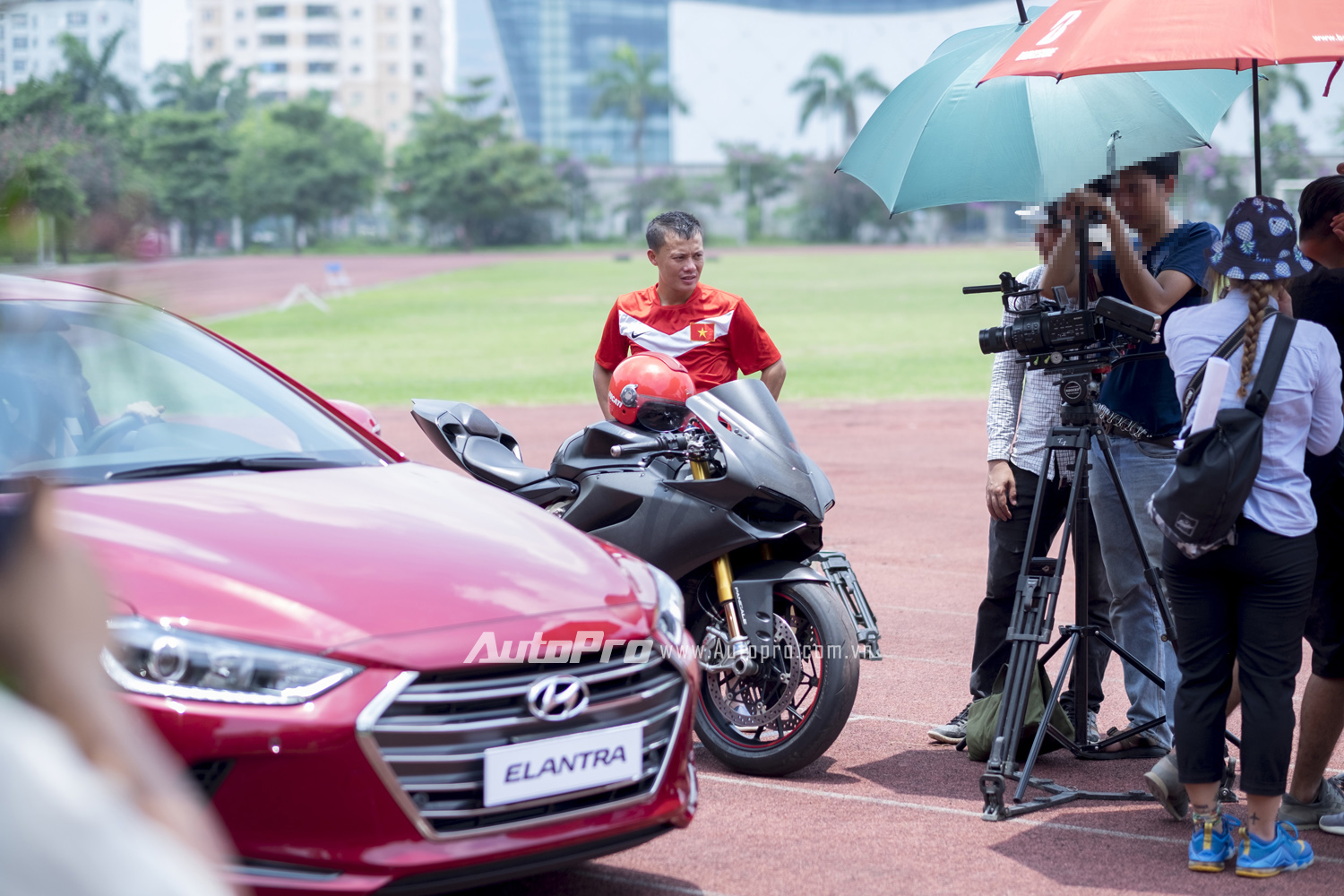 
Những hình ảnh này cho thấy có vẻ như cầu thủ Thành Lương đang tham gia quay quảng cáo cùng chiếc Hyundai Elantra 2016.
