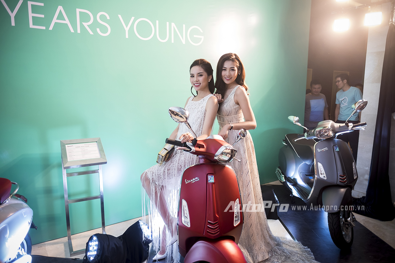 
Hoa hậu Kỳ Duyên và á hậu Tú Anh cũng có mặt tại buổi ra mắt hai mẫu xe mới của Piaggio Việt Nam.
