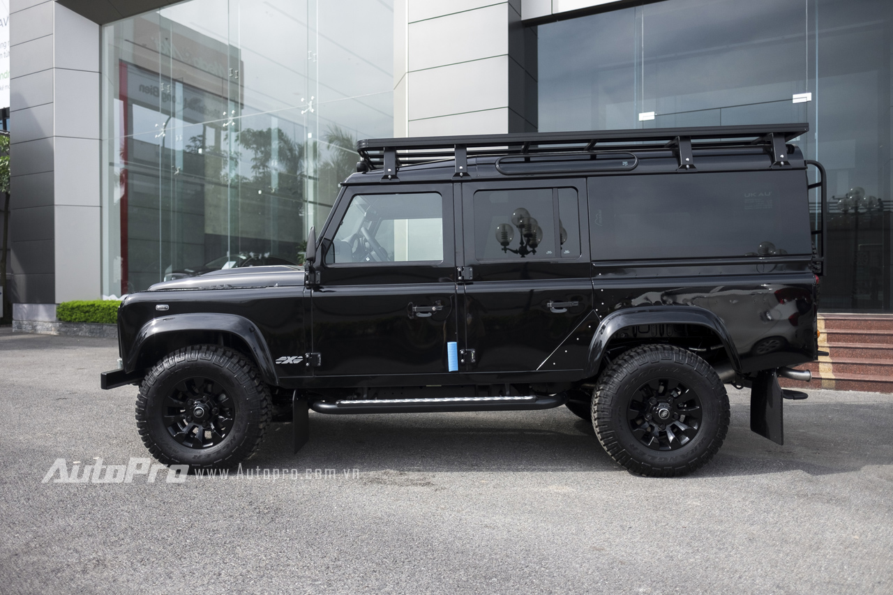 Land Rover Defender 1948-2015 X-Spec Edition có chiều dài tổng thể 4.785 mm, rộng 1.790 mm, khoảng sáng gầm 314 mm và có khả năng lội nước 500 mm.