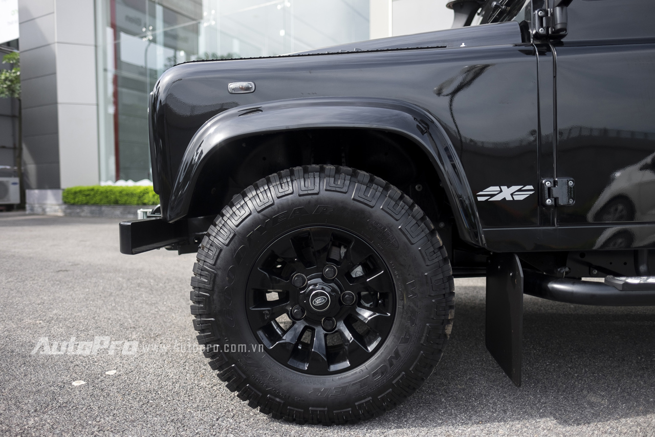Xe được trang bị vành hợp kim sơn đen bóng có kích thước 16 inch đi kèm hệ thống chống bó cứng phanh ABS và chống trơn trượt ETC.