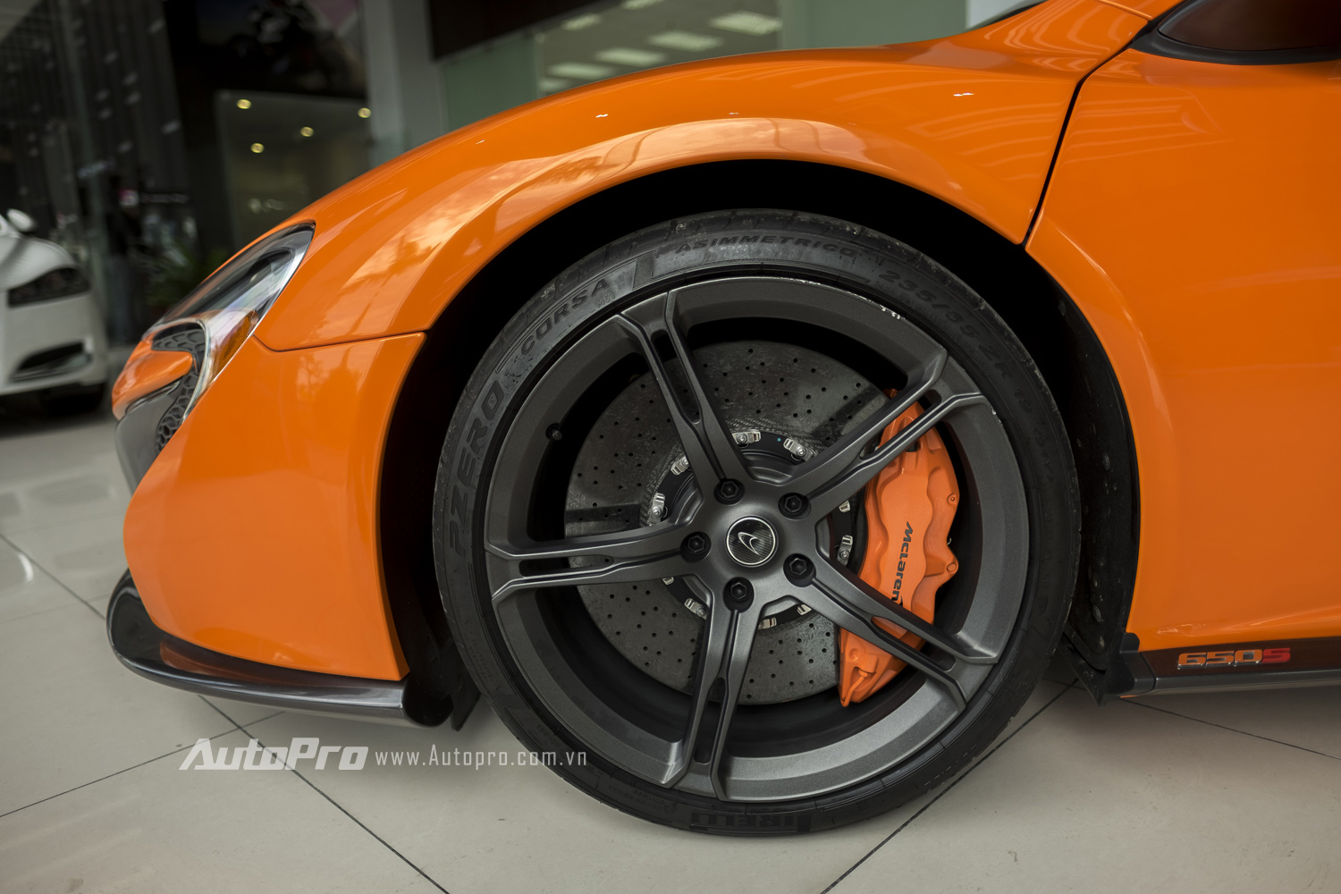 
McLaren 650S Spider được trang bị phanh gốm-carbon trên các lốp xe.
