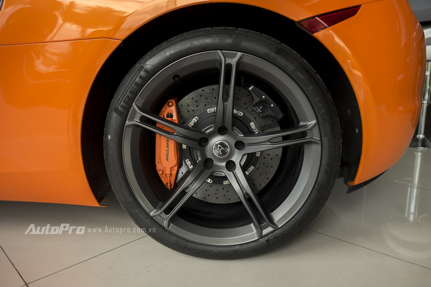 
McLaren 650S Spider trang bị lốp Pirelli kích thước lốp trước 235/35/R19 và lốp sau 305/30/R20.
