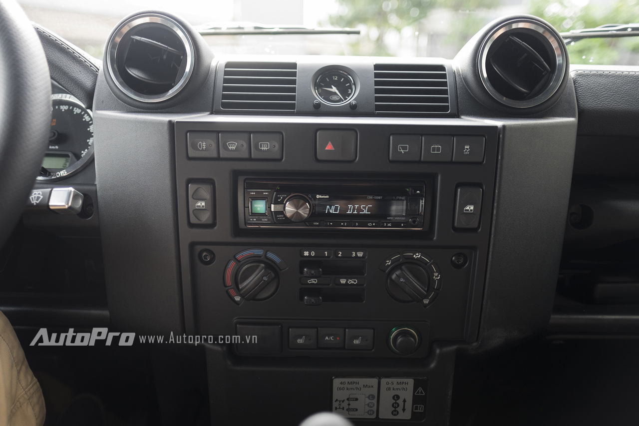 
Để giúp người lái giải trí, Land Rover Defender 1948-2015 X-Spec Edition được trang bị thêm một đầu đĩa CD với kết nối Bluetooth.
