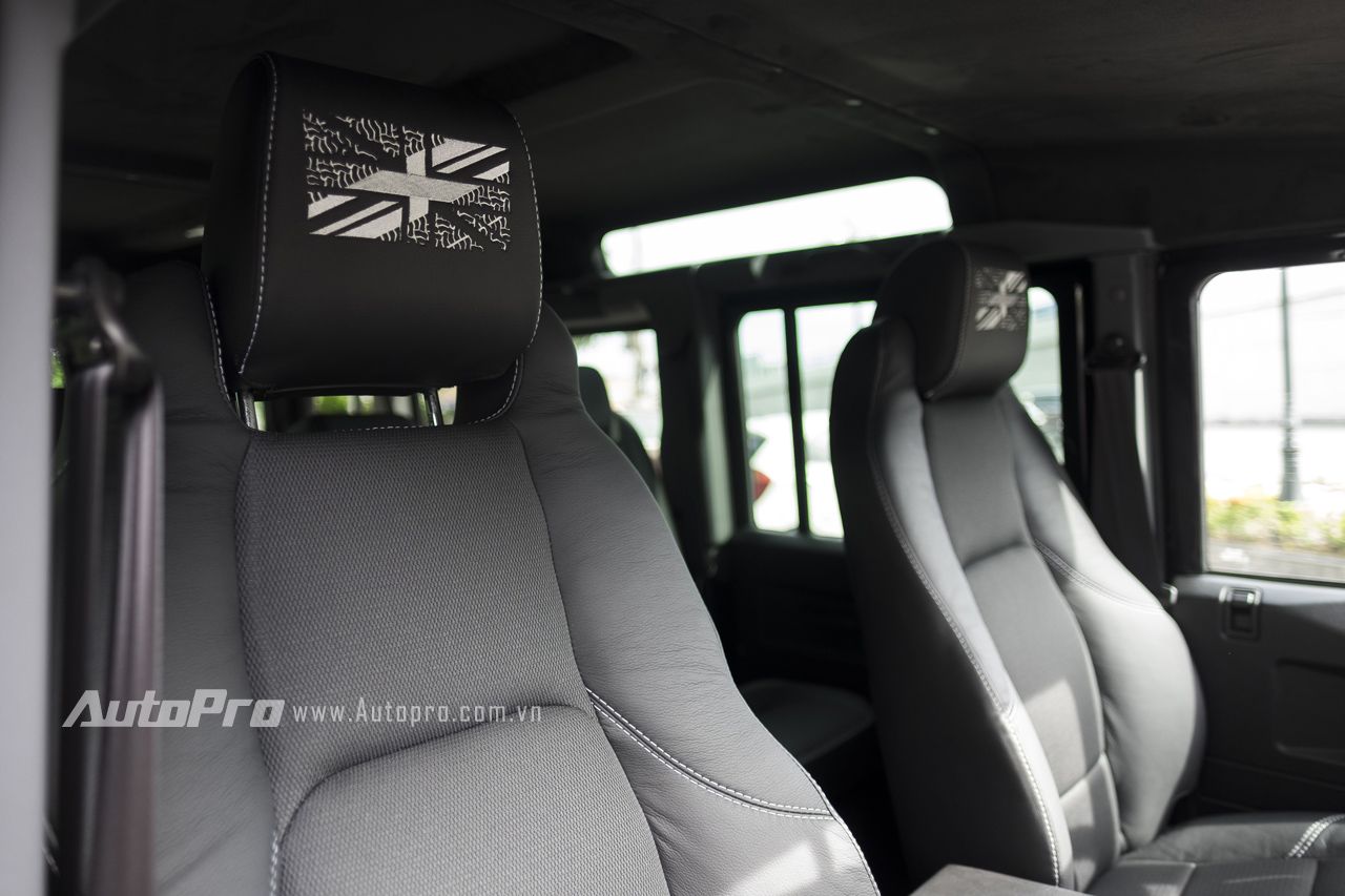 
Trên gối tựa đầu có thêu cờ Anh như nhắc nhở về nguồn gốc của Land Rover Defender 1948-2015 X-Spec Edition.
