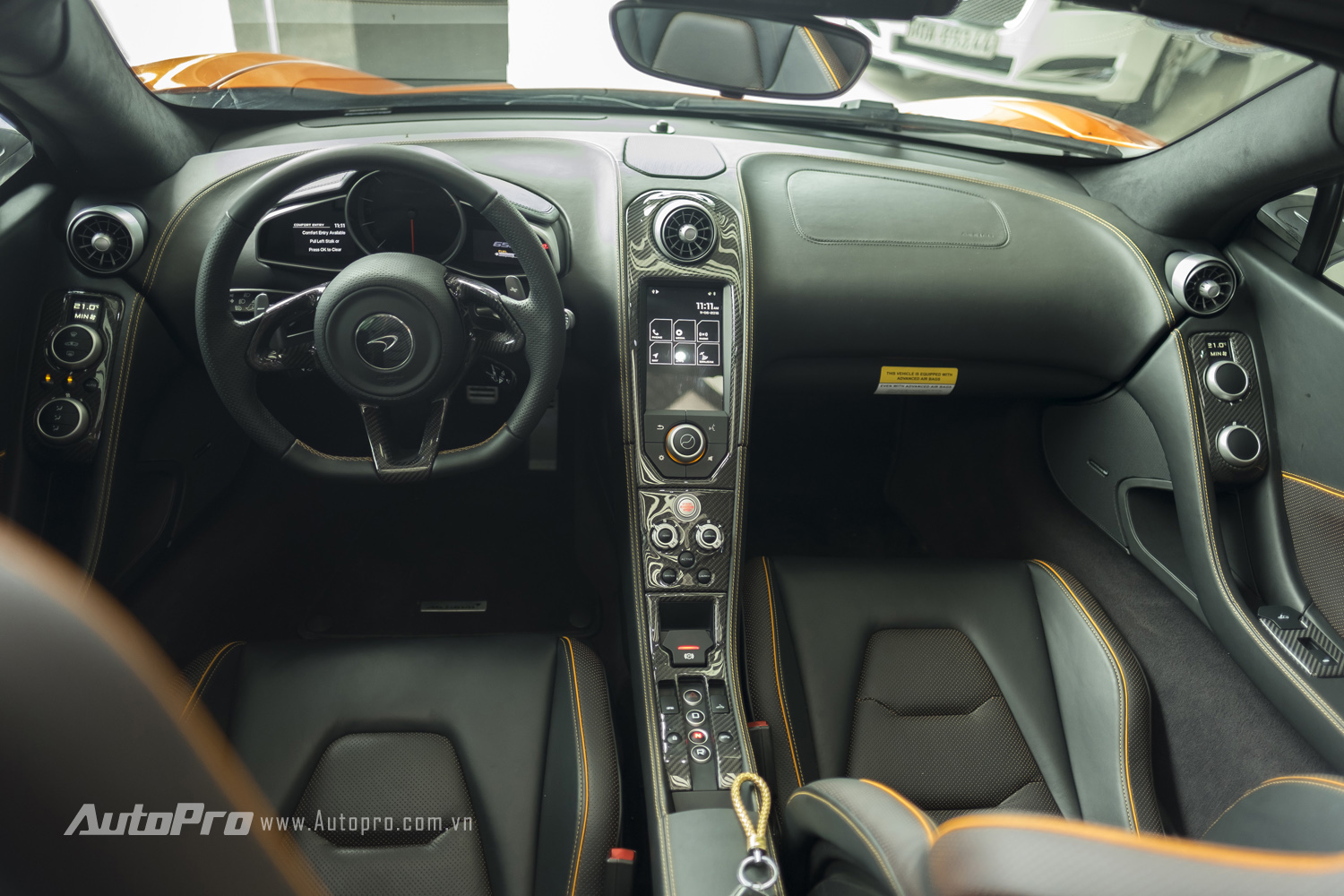 
Nhiều chi tiết ngoại và nội thất của McLaren 650S Spider được làm bằng sợi carbon như vỏ gương chiếu hậu, bậc cửa hay bảng táp lô. Trong khi đó, ghế thể thao được bọc da Alcantara cao cấp.
