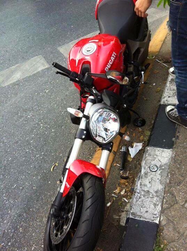 
Ducati Monster 821 được cho xảy ra va chạm dẫn tới chảng ba bị gãy.
