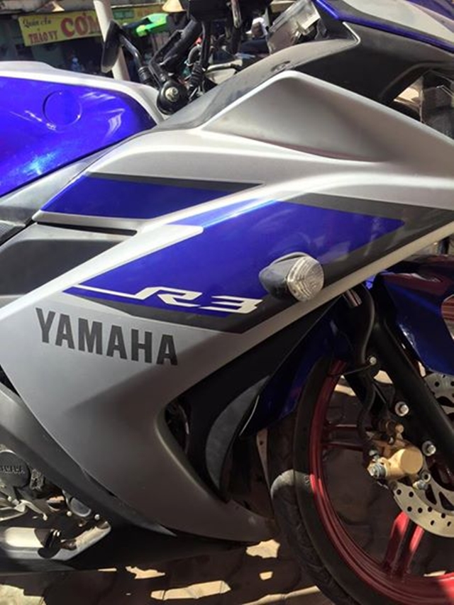 
Hiện tại, chiếc Yamaha Exciter 150 lên dàn áo R3 đang được rao bán khoảng 37 triệu Đồng, bao gồm cả chi phí rút hồ sơ đăng ký. Nếu mua xe về chạy và không làm thủ tục, người mua chỉ cần trả 35 triệu Đồng.
