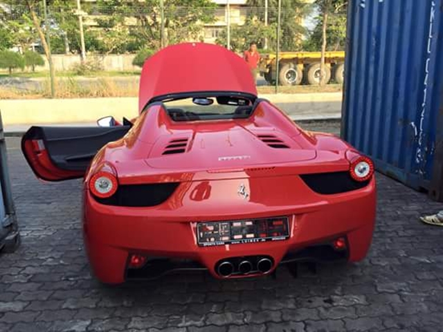
Ferrari 458 Italia phiên bản mui trần đầu tiên tại Việt Nam sở hữu ngoại thất màu đỏ Rosso Corsa quen thuộc. Trong khi đó, nội thất mang gam màu đen lịch sự.
