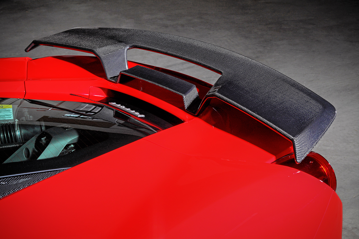 
Một cánh lướt gió cố định cỡ lớn là trang bị mới cho siêu xe Ferrari 488 GTB. Chi tiết này móc hầu bao của chủ nhân khoảng 176 triệu Đồng.
