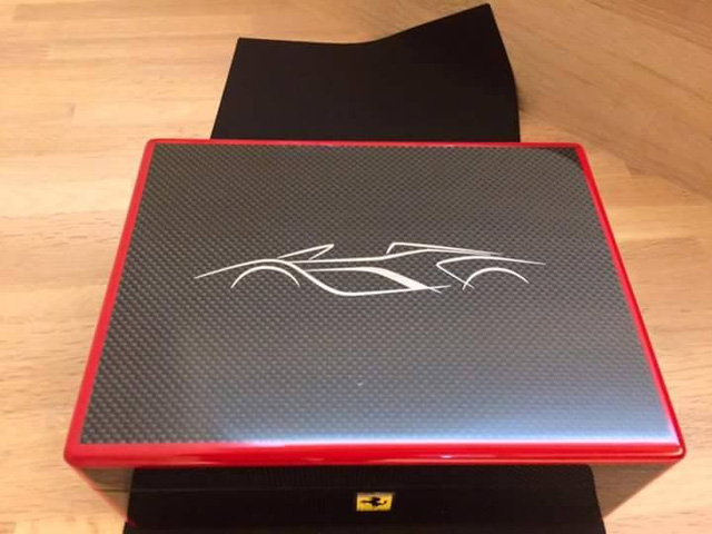 
Hộp đựng vé mời dành cho khách hàng tham gia sự kiện ra mắt bí mật của Ferrari LaFerrari Spider.
