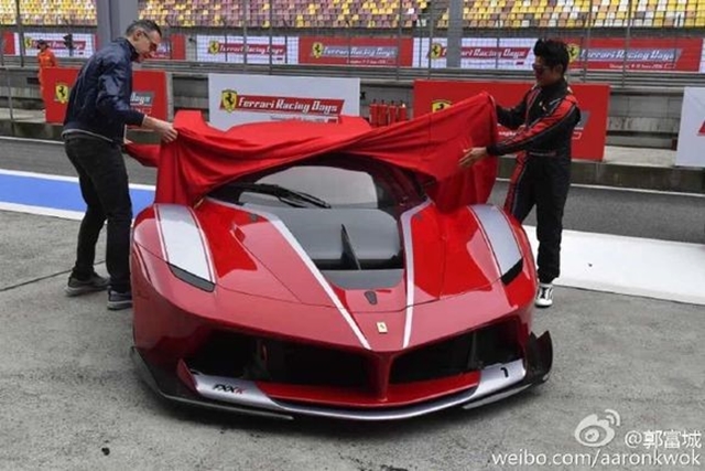 
Quách Phú Thành (bên phải) trong buổi lễ nhận siêu xe dành cho đường đua Ferrari FXX K vào ngày Tết Đoan Ngọ vừa qua.
