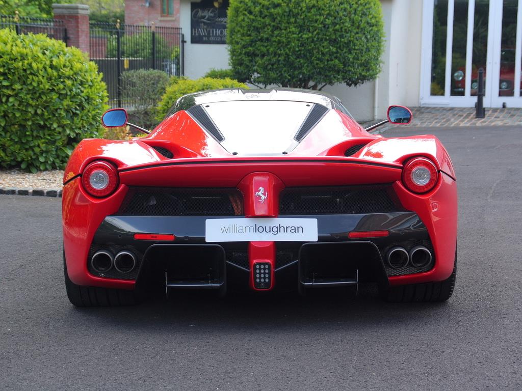 
Trước đó những chiếc Ferrari LaFerrari từng được rao bán với hai mức giá kỷ lục là 4,7 triệu USD, tương đương 104,8 tỷ Đồng và 5 triệu USD, tương đương 111,5 tỷ Đồng, tuy nhiên con số đồng hồ công tơ mét dừng ở mức trên 600 km, cao hơn gấp 6 lần so với siêu xe đang rao bán tại Anh Quốc.
