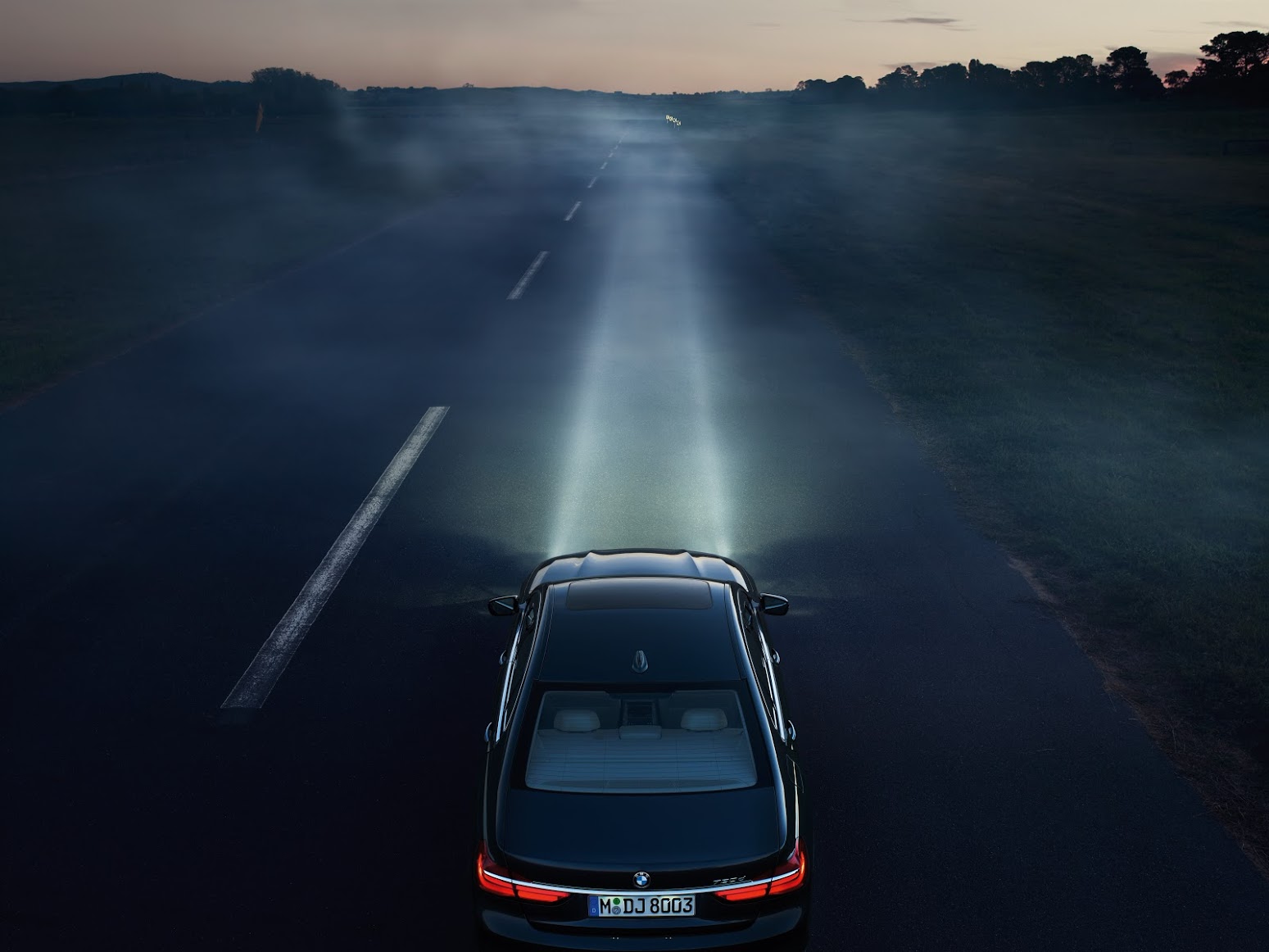 
Đèn pha công nghệ laser cho phép chiếu sáng tới 600 m của BMW 750Li.
