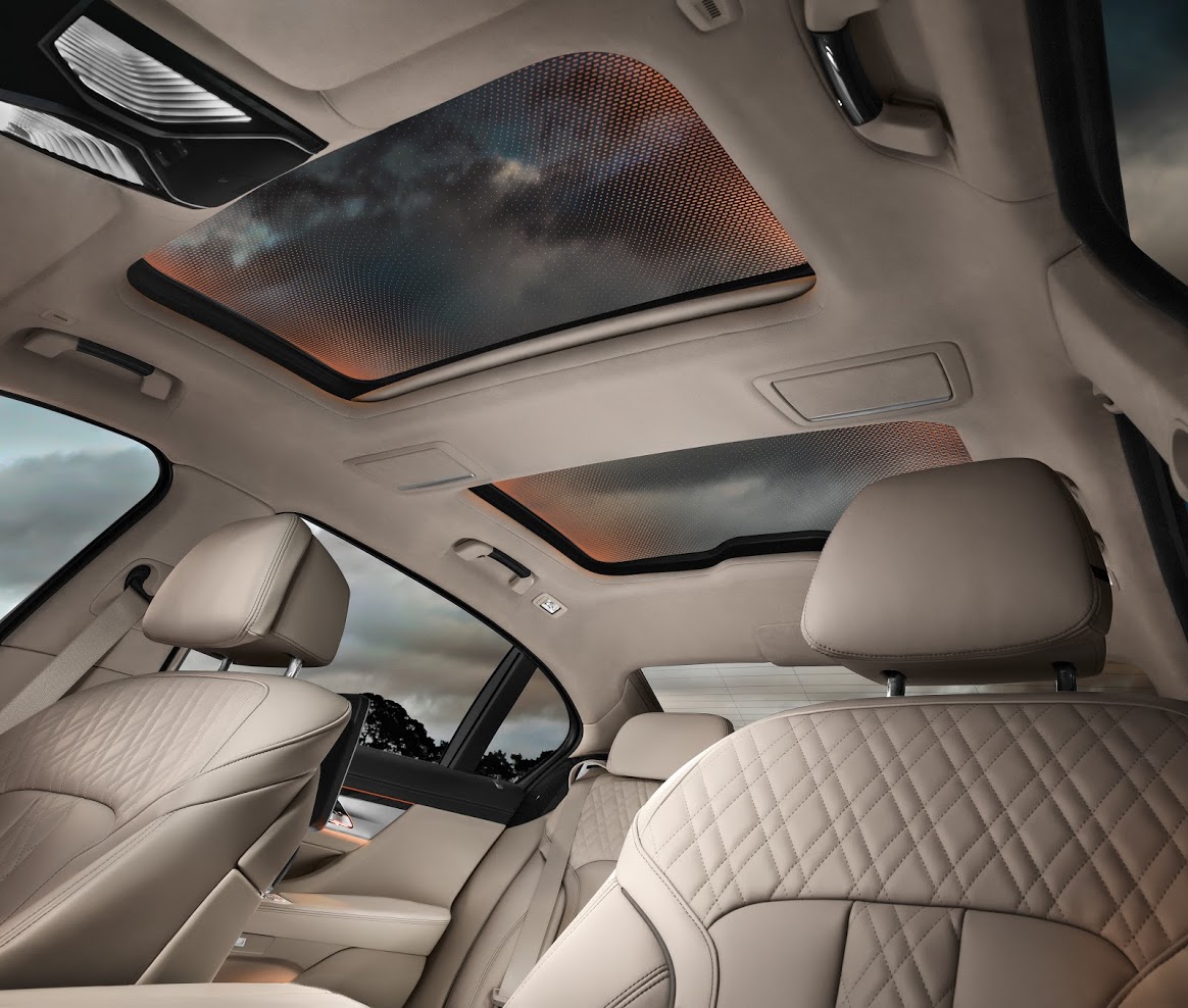 
Cửa sổ trời panorama cùng hệ thống 15.000 đèn LED trên mặt kính giúp mang lại không gian lịch lãm và thoáng đãng cho hành khách bên trong BMW 750Li.
