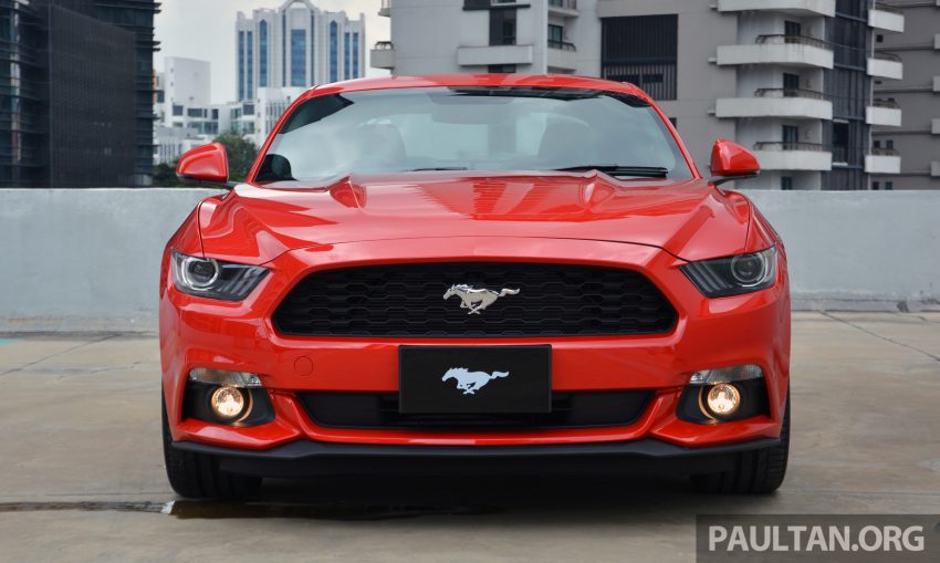 Tại thị trường Malaysia, Ford Mustang có 5 tùy chọn màu sơn là đỏ, trắng, đen, xanh dương và xám.