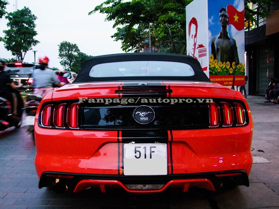 
Chiếc Ford Mustang mui trần với ngoại thất màu cam nổi bật sử dụng động cơ EcoBoost, 4 xi-lanh, tăng áp, dung tích 2,3 lít, sản sinh công suất tối đa 310 mã lực và mô-men xoắn cực đại 434 Nm. Sức mạnh được truyền tới bánh thông qua hộp số tự động 6 cấp, giúp chiếc xe cơ bắp Mỹ mất khoảng 5,5 giây để tăng tốc lên 100 km/h từ vị trí xuất phát.
