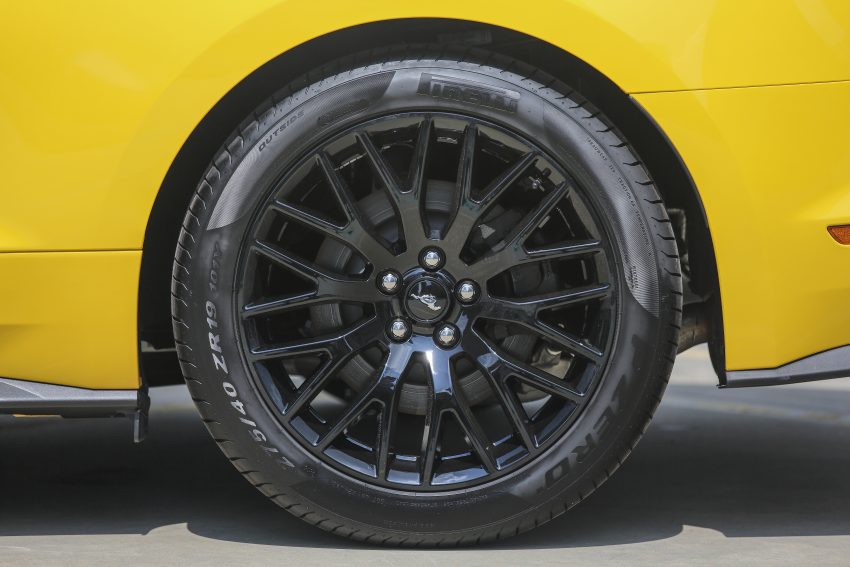 
Về gói Performance Pack, Ford Mustang 5.0 GT có bộ vành hợp kim 19 inch chấu kép màu đen, khóa vi sai Torsen, phanh Brembo với kích thước 380x34 mm trước và cánh gió trước.

