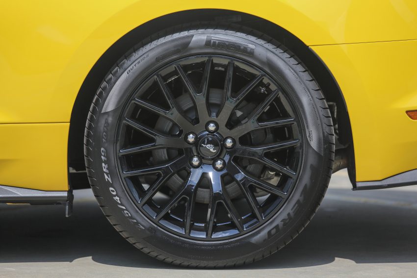 Về gói Performance Pack, Ford Mustang 5.0 GT có bộ vành hợp kim 19 inch chấu kép màu đen, khóa vi sai Torsen, phanh Brembo với kích thước 380x34 mm trước và cánh gió trước.