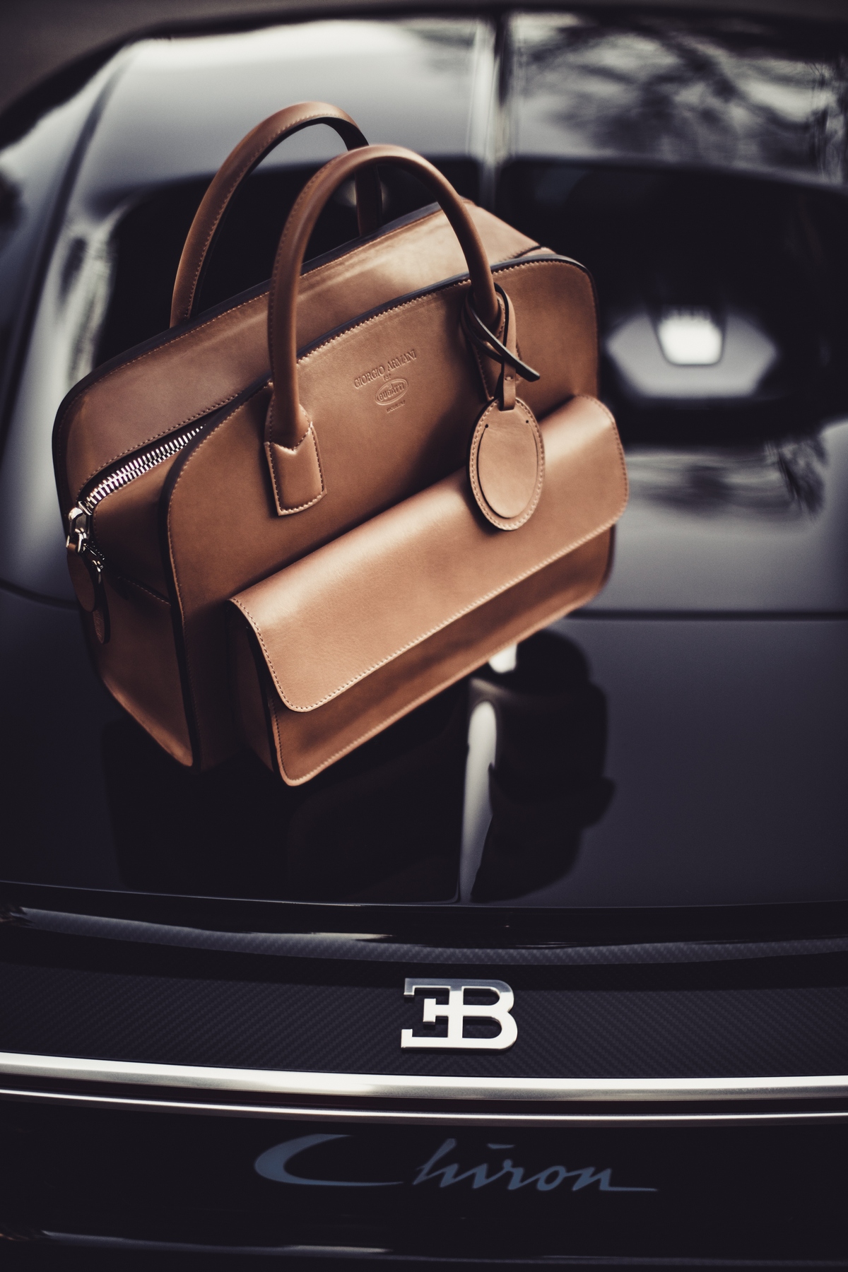 
Một chiếc túi xách bằng da bò được Giorgio Armani thiết kế riêng cho Bugatti Chiron.
