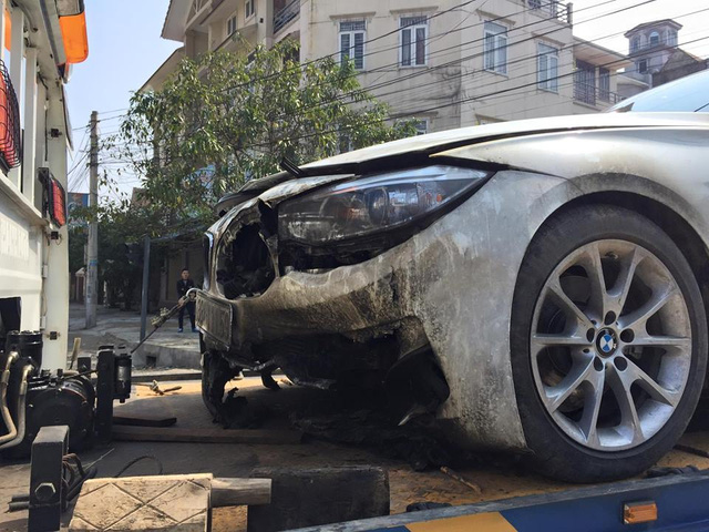 
BMW 328i GranTurismo cháy vào sáng ngày mùng 1 Tết.
