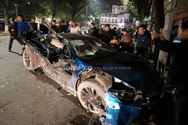 
BMW i8 màu xanh ngọc bị hư hỏng nặng trong vụ tai nạn thứ hai.
