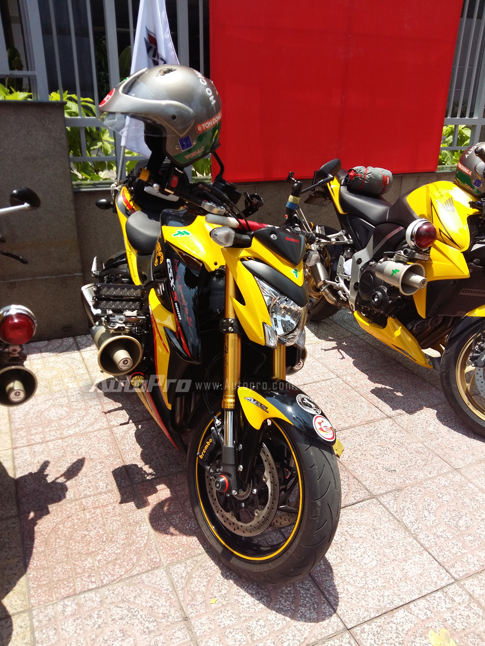 
Đối thủ của Kawasaki Z1000, Suzuki GSX-S1000 2015 cũng góp mặt trong đoàn mô tô dẫn đoàn. Tại thị trường Việt Nam, chiếc nakedbike của Suzuki được phân phối chính hãng với 2 màu sắc xanh dương và đỏ-đen cùng mức giá bán 415 triệu Đồng.
